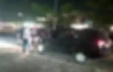Tangkapan layar video detik-detik penangkapan dua orang pengedar narkoba di Jalan Soekarno Hatta, Kota Pekanbaru, Riau, Jumat (23/10/2020) malam.