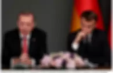 Presiden Turki Recep Tayyip Erdogan bersama Presiden Perancis Emmanuel Macron