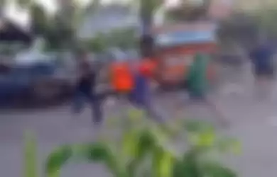 Tangkapan layar video yang diambil warga saat tawuran dua kelompok remaja di Jalan Raya Bekasi Timur IV, Jatinegara, Jakarta Timur, Kamis (29/10/2020)