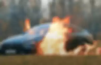 Mobil mewah Mikhail Latvin yang terbakar.