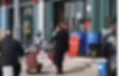 Viral video pria hajar istrinya di pinggir jalan.
