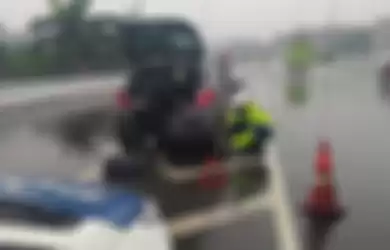 Petugas PJR membantu pengguna jalan tol yang alami pecah ban.