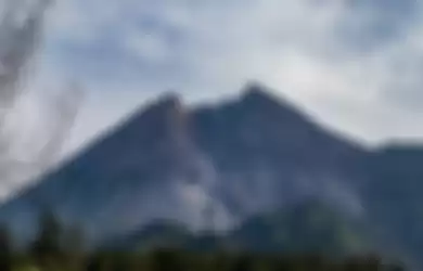 Puncak Gunung Merapi dilihat dari Wisata Kali Talang, Klaten, Jawa Tengah.