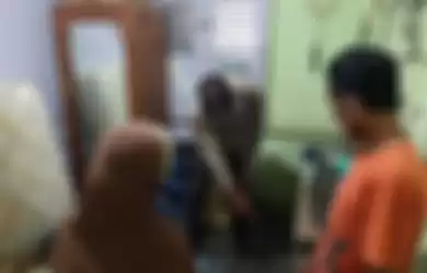 Polisi mengecek lokasi remaja tersambar petir di Desa Limbangan, Kecamatan Kutasari, Kabupaten Purbalingga, Jawa Tengah, Minggu (8/11/2020).