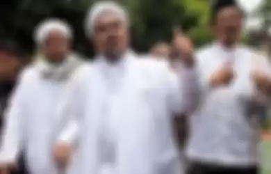 Kepulangan Habib Rizieq disambut simpatisan yang padati bandara Soekarno Hatta, intip potretnya.