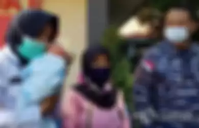 Bidan yang bertugas di Kantor Diskea Koarmada II, Indriyani menggendong bayi laki-laki yang berhasil ditolong dalam persalinan sungsang penuh risiko, Jumat (13/11/2020).
