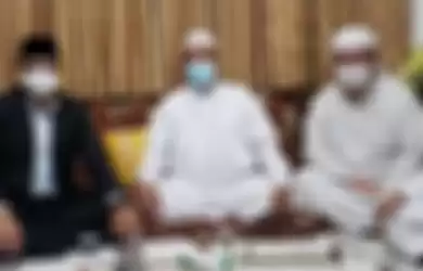 Anies Baswedan saat menghadiri hajatan Habib Rizieq Shihab.