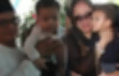 Unggahan Keanu Massaid bikin mewek netizen karena kenang foto Angelina Sondakh  dan almarhum Adjie Massaid