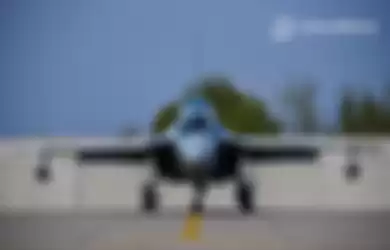 Sebuah pesawat latih tempur JL-10 yang terpasang pada resimen di bawah PLA Naval Aviation University melakukan taksi di jalur penerbangan dalam persiapan lepas landas untuk kursus pelatihan penerbangan langsung di dekat area Teluk Bohai pada akhir April 2020. 