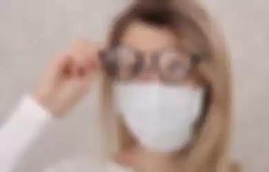 Ilustrasi kacamata berembun karena menggunakan masker