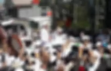 Kedatangan Pemimpin Front Pembela Islam (FPI) Habib Rizieq di Puncak Bogor disambut ribuan simpatisan, Jumat (13/11/2020).