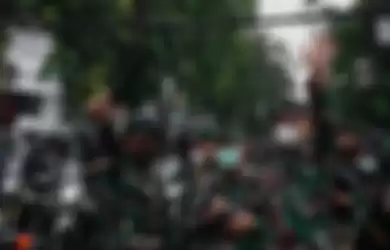 Pangdam Jaya, Mayjen Dudung Abdurachman melambaikan tangan ke arah massa pendemo di Jalan Wahid Hasyim, Menteng, Jakarta pada Selasa (13/10/2020) sore.