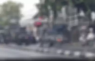 Tangkapan layar kendaraan tempur TNI berhenti di dekat Markas FPI di Petamburan, Jakarta Pusat 