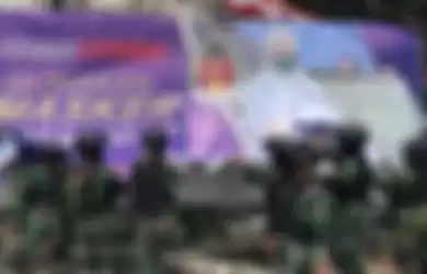 Pasukan TNI mencopot baliho Habib Rizieq.