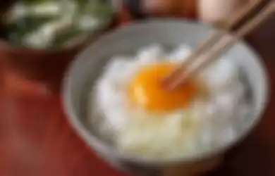 Ilustrasi tamago kake gohan khas Jepang, menu sarapan telur mentah