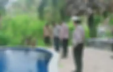 Polisi saat melakukan penyelidikan di kolam renang Villa Sanghyang, Banjar Dinas/Desa Sambirenteng, Kecamatan Tejakula, Buleleng, Selasa (23/11/2020). Di kolam ini lah Komang Devi Juliantini tewas tenggelam.  