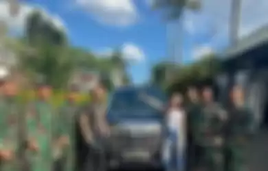 Ega bersama Elina dan para prajurit TNI berpose dengan mobil Alphard  