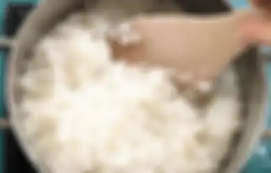 Sering Disepelekan Orang Banyak, Ternyata Seperti Ini Bedanya Memasak Nasi Pakai Air Mendidih dengan Air Biasa, Kira-kira Mana yang Benar?