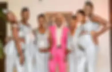 Playboy cap kapak hadiri pesta pernikahan bersama 6 ibu hamil yang mengandung janinnya.