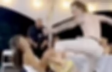 Viral video pengantin pria tendang istrinya