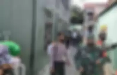 Petugas TNI-Polri dan Satpol PP melakukan penyemprotan di gang rumah Rizieq Shihab di Petamburan, Jumat (27/11/2020) 