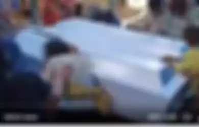 Tangkap layar pelayat menangis dan memeluk peti mati para korban aksi bengis di Sigi, Sulawesi Tengah
