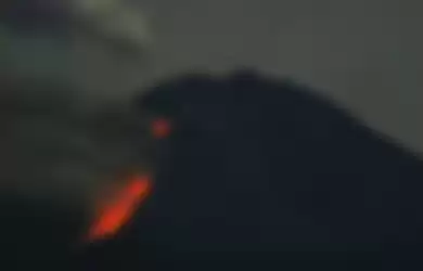 Gunung Semeru memuntahkan guguran dan lava pijar sebanyak 13 kali dengan jarak luncur kurang lebih 500 hingga 1.000 meter dari ujung lidah lava ke arah Besuk Kobokan. 