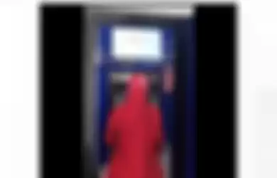 Tangkapan layar video adanya layar besar pada mesin ATM BCA yang viral di media sosial pada Rabu, (2/12/2020). 