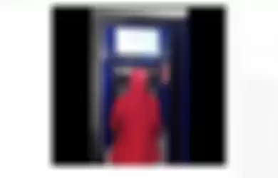 Tangkapan layar video adanya layar besar pada mesin ATM BCA yang viral di media sosial pada Rabu, (2/12/2020).