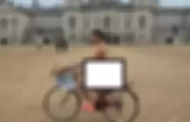 Cewek telanjang bersepeda keliling kota 