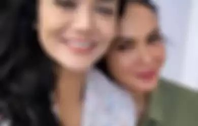 Potret Yuni Shara saat foto bareng Krisdayanti yang malah disebut lebih muda daripada sang adik