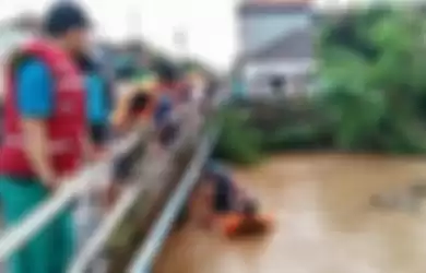 Relawan tengah mencari korban tenggelam, di Desa Kesambi, Kecamatan Mejobo, Kabupaten Kudus, Selasa (8/12/2020).