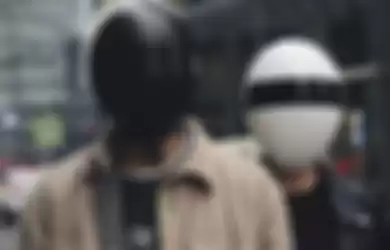 Masker unik ala pionir dua dance music, Daft Punk.