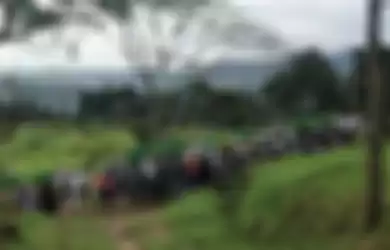 Iringan-iringan pembawa enam jenazah laskar FPI di prosesi pemakaman di sekitar area Ponpes Agrokultural (Markaz Syari'ah FPI) Megamendung, Bogor, Jawa Barat, Rabu pagi (9/12/2020). 