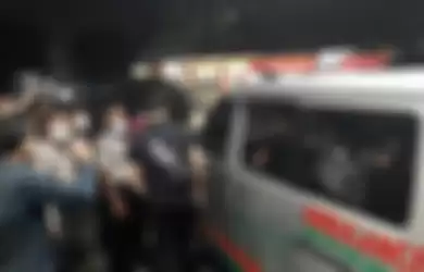 Mobil ambulans Front Pembela Islam (FPI) yang digunakan untuk membawa keenam jenazah terduga pelaku penyerangan anggota Polisi tiba di RS Polri Kramat Jati, Jakarta Timur. Di DPR keluarga korban menyebut banyak tembakan di tubuh para korban.