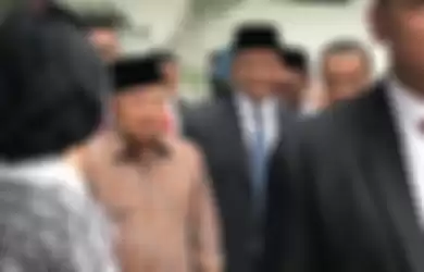 Jusuf Kalla dan Anies Baswedan saat melayat ke rumah duka almarhum Daoed Joesoef, Jalan Bangka VII, Jakarta Selatan, Rabu (24/1/2018).