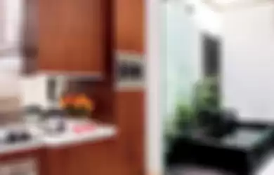 Memasukkan view taman ke dapur modern apik dan elegan gunakan kaca.