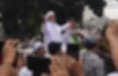 Pimpinan Front Pembela Islam (FPI) Rizieq Shihab tiba di sekitar rumahnya di kawasan Petamburan, Jakarta Pusat dan disambut oleh massa pendukungnya, Selasa (10/11/2020). 