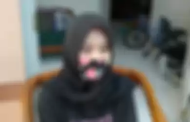 Nadila Suhendar (19), pemilik KTP berfoto tertawa akhirnya memiliki KTP baru dengan foto serius saat ditemui di rumahnya Jalan RE Martadinata, Kota Tasikmalaya, Selasa (15/12/2020).