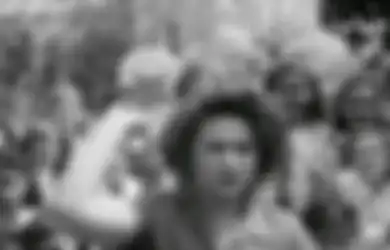 Tersenyum Manis dengan Pisau di Sekitar Wajah Imutnya, Siapa Sangka Balita Ini Dilempari Pisau oleh Ibunya Sendiri, Videonya Bikin 'Ngilu'