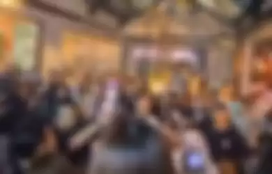 Tangkapan layar video kerumunan saat pembukaan restoran premium di Surabaya