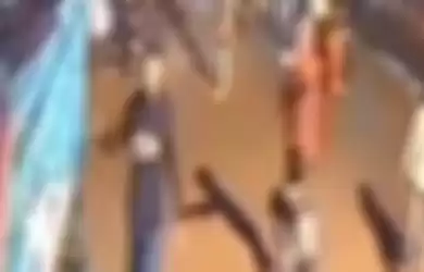 Ilustrasi rekaman CCTV yang merekam gangster menyerang seorang warga