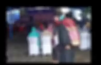 Seorang wisudawan menggendong ayahnya yang sudah renta ke acara wisuda. Videonya viral di media sosial. 