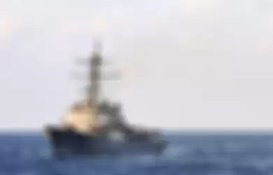 FOTO: Kapal perusak berpeluru kendali USS Mustin berlayar melalui Laut Filipina pada November 2012. |