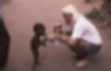Sempat Gemparkan Dunia, Seorang Bocah Ditemukan Kurus Kering Tak Berdaya Karena Ditinggalkan Orang Tuanya Sendiri di Afrika, Setelah Diselamatkan Orang Denmark 5 Tahun Kemudian Begini Penampilannya
