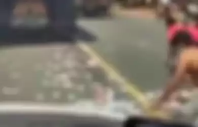 Heboh video warga rebutan bergepok-gepok uang yang tercecer di jalan sampai buat macet, terungkap pemilik uang Rp 94 juta tersebut.