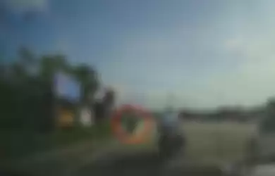 Viral video polisi lalu lintas diam saja padahal jelas-jelas melihat ada beberapa motor melanggar lampu merah.