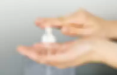Ilustrasi cuvi tangan dnegan hand sanitizer.