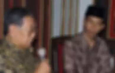 Jokowi duduk di samping Presiden ke-4 RI KH Abdurahman Wahid atau Gus Dur. Foto diambil pada 8 Januari 2006 di Kraton Surakarta ketika Jokowi masih menjabat sebagai Walikota Solo, Jawa Tengah. 