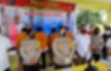 Kapolres Simalungun AKBP Agus Waluyo menggelar Konferensi Pers kasus penganiayaan pencuri hingga tewas di Lapangan Asrama Polisi Simalungun, Jalan Sangnauwaluh, Kelurahan Siopat Suhu, Kecamatan Siantar Timur, Kota Pematangsiantar, Rabu 30 Desember 2020. 